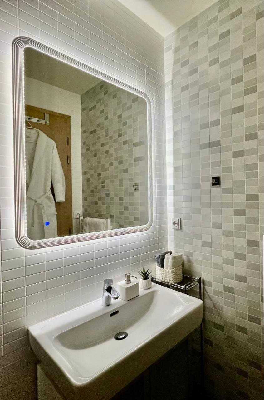 Luxury Apartment In Prague And Free Parking المظهر الخارجي الصورة